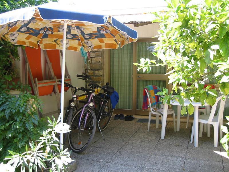 Casa Furrer Aparthotel Tirrenia Exteriör bild